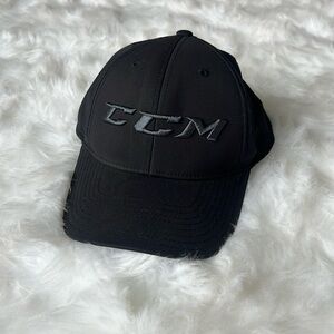 Men’s CCM hat, GREAT condition! Black